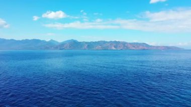 Güneşli havalarda deniz manzarası. Bora Bora 'daki tropik cennet, Fransız Polinezyası.
