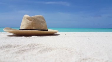 Boş sahilde hasır şapka. Güney Asya, Maldivler 'de yaz tatili.