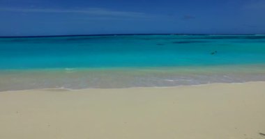 Güneşli bir sabahta sakin bir sahil bölgesi. Filipinler, Asya 'da yaz tatili sahnesi. 