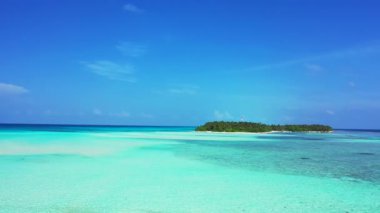 Parlak turkuaz renklerle deniz kenarı. Bahamalar cennet sahnesi, Karayipler.