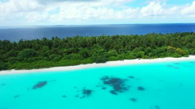Turkuaz denizde tropik yeşil ada. Endonezya, Bali 'de tatil sezonu.