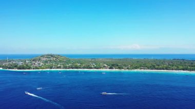 Adanın yakınında yüzen yatların insansız hava aracı görüntüsü. Bali 'de yaz sahnesi.