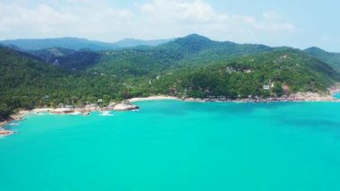 Okyanuslu güzel tropikal adanın yüksek açılı görüntüsü, hava görüntüleri 