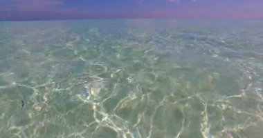 Şeffaf dalgalı deniz suyu. Güney Asya, Maldivler 'de yaz manzarası.  