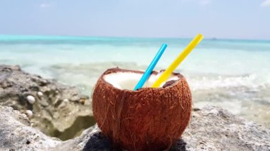 Kumsalda hindistan cevizi içeceği. Bali 'nin Idyllic doğası.