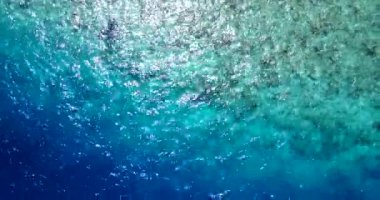Dalgalanan deniz doğal arka planı. Barbados, Karayiplerin güneşli doğası. 
