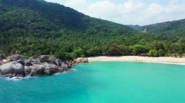 Yeşil dağların kıyısındaki turkuaz deniz. Endonezya, Bali 'nin egzotik doğa manzarası.