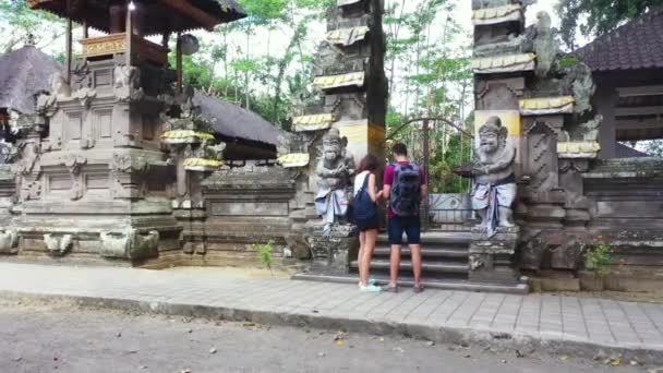 Romantisme Beberapa Wisatawan Dengan Ransel Kuil Asia Pada Musim Panas — Stok Video