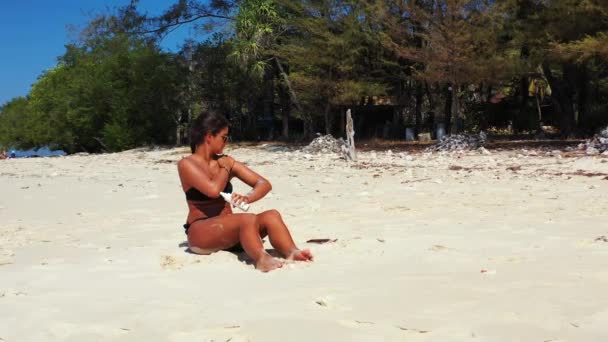 Tropik Plajda Güneşlenen Güzel Genç Bir Kadın — Stok video