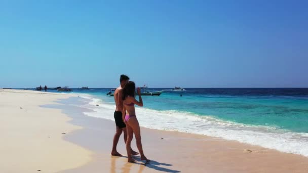美しい海のビデオ近くのビーチで休暇を楽しんで若い素敵なカップルと熱帯島のシーン — ストック動画