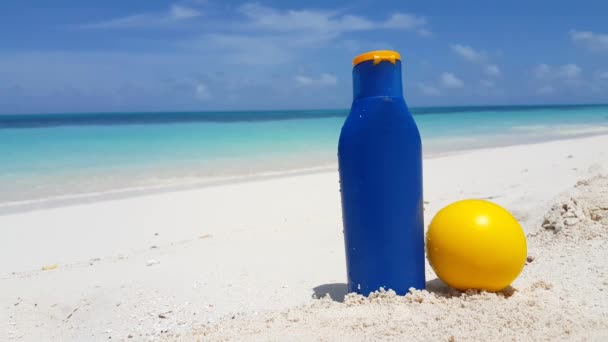 Botella Plástico Con Bola Amarilla Orilla Relajación Verano Bali Indonesia — Vídeos de Stock