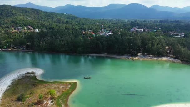Pulau Dengan Pegunungan Hijau Dengan Laut Hangat Pemandangan Pemandangan Laut — Stok Video