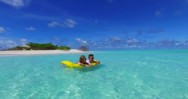Jovem Casal Apaixonado Desfrutando Relaxamento Ilha Tropical — Vídeo de Stock