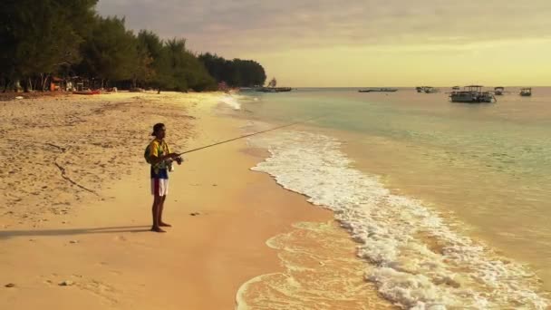 Pescador Pesca Praia Areia Ilha Barbados — Vídeo de Stock
