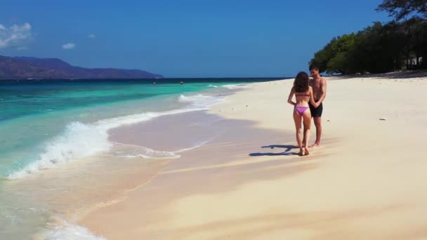 Ilha Luxo Cristal Oceano Vídeo Com Casal Apaixonado Andando Costa — Vídeo de Stock