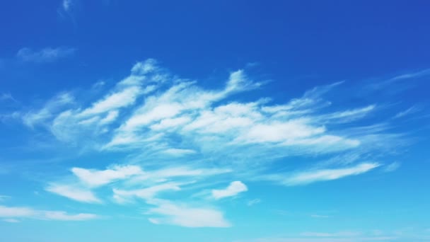 Gradientowe Błękitne Niebo Delikatnymi Białymi Chmurami Letnia Sceneria Malediwów — Wideo stockowe