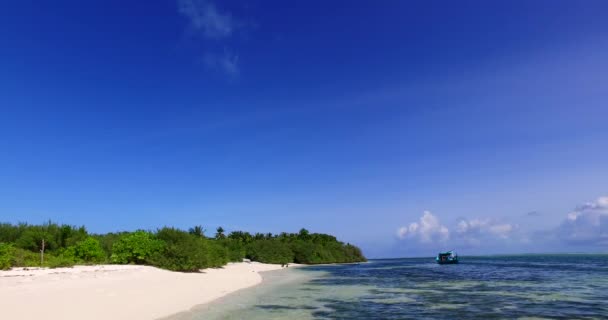 Mała Łódź Kołysząca Się Falach Wyspie Letnia Sceneria Bali Indonezja — Wideo stockowe