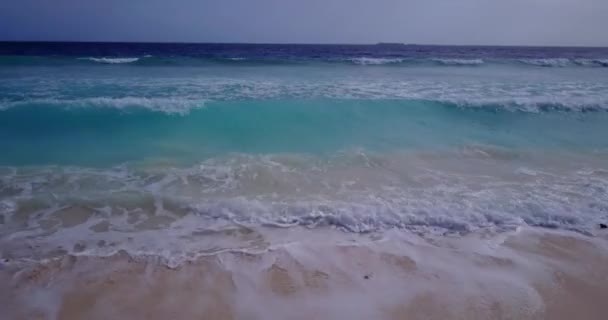 Kijken Naar Kleine Golven Het Strand Tropisch Karakter Van Maleisië — Stockvideo