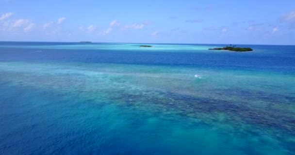 Karayipler Deki Yeşil Bahamalar Adaları Ile Canlı Mavi Deniz Manzarası — Stok video