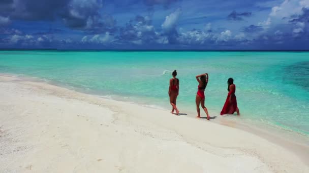 Tres Jóvenes Amigas Caminando Por Orilla Del Mar Maldivas — Vídeo de stock