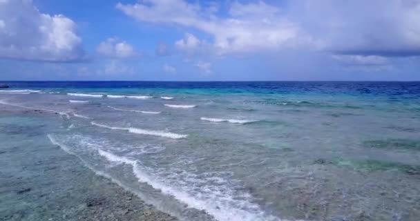 Zarte Blaue Wellen Bewegen Sich Auf Den Strand Sommerurlaub Auf — Stockvideo