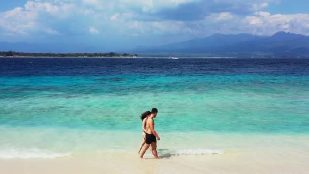 幸せな若いです女性歩くと彼女のボーイフレンドで熱帯の島の海岸線 夏の旅行のコンセプト — ストック動画