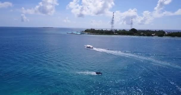 Jachten Bewegen Zich Overdag Zee Met Eilandachtergrond Zomer Scene Bahama — Stockvideo