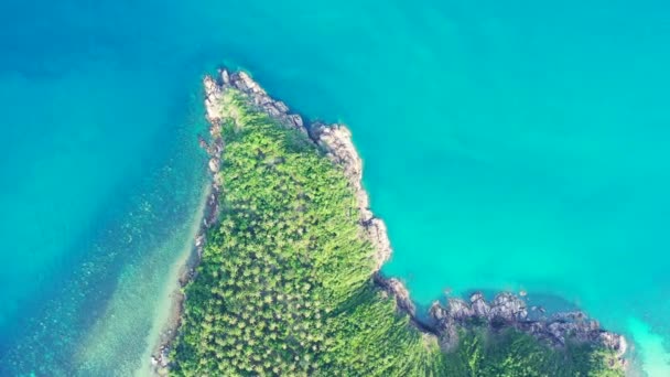 大海中绿色岛屿的俯瞰 印度尼西亚巴厘的夏季风景 — 图库视频影像