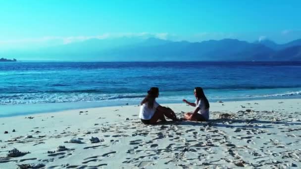 砂浜に座っている女の子や — ストック動画