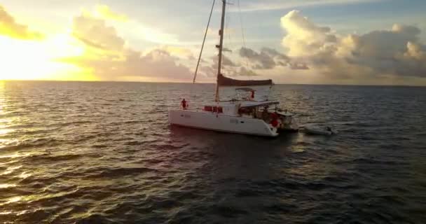 Conduzir Barco Vela Pôr Sol Férias Verão Exóticas Maldivas — Vídeo de Stock