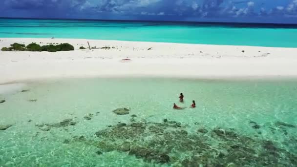 Chicas Relajándose Playa Disfrutando Hermoso Mar Isla Tropical Concepto Vacaciones — Vídeo de stock