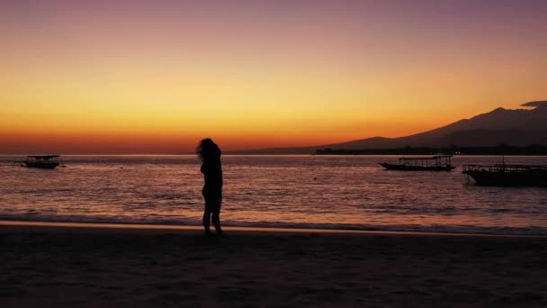 Silhouette Donna Sulla Spiaggia Tramonto — Video Stock