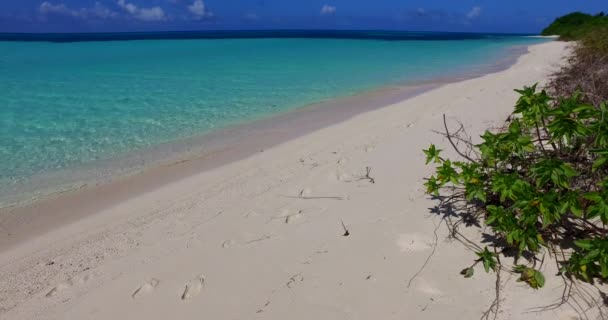 Hermosa Vista Aérea Playa Solitaria Con Agua Turquesa Maldivas Tropicales — Vídeos de Stock