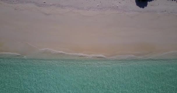 Tropischer Strand Mit Kleinen Wellen Malediven — Stockvideo