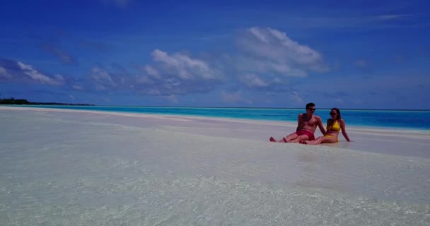 Encantador Jovem Casal Desfrutando Férias Costa Praia Tropical Arenosa Vídeo — Vídeo de Stock