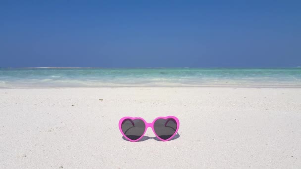 时髦的太阳镜在平静的海滩上 在印度尼西亚巴厘享受热带假期 — 图库视频影像