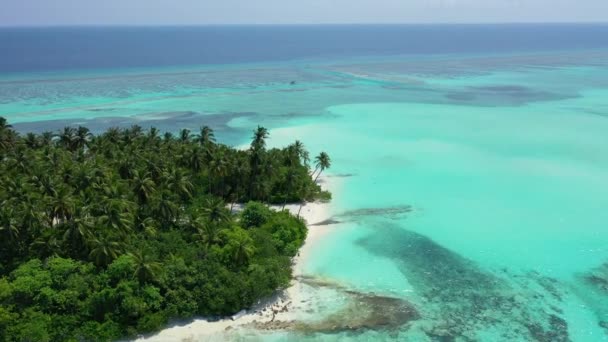 Zielona Egzotyczna Wyspa Niebieskim Turkusowym Wybrzeżem Wycieczka Malezji — Wideo stockowe