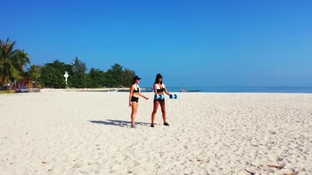 女の子はビーチで運動をする — ストック動画