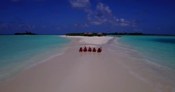 Imágenes Aéreas Del Quadcopter Drones Mujeres Jóvenes Playa Con Isla — Vídeo de stock