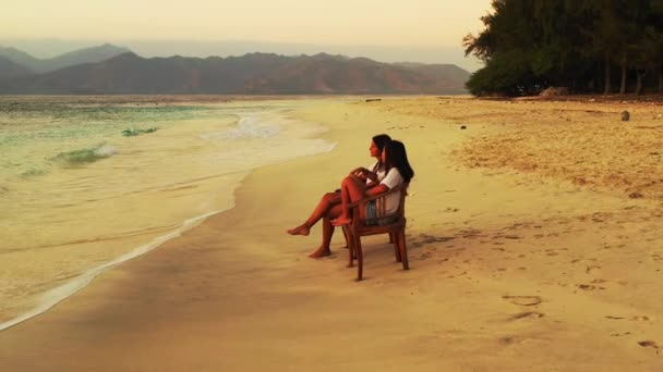 砂浜に座っている二人の女の子 — ストック動画