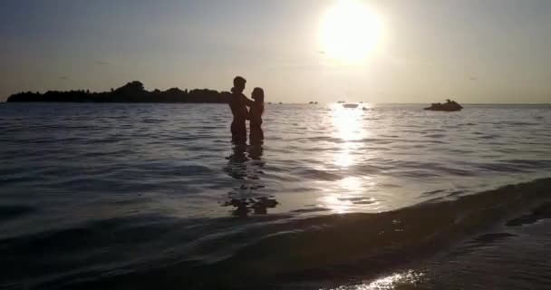 Pasangan Manis Bersantai Pantai Saat Matahari Terbenam Republik Dominika — Stok Video
