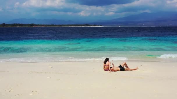 Joven Con Hermosa Novia Tomando Sol Playa Tropical Arena Cerca — Vídeo de stock