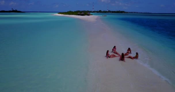 Quadricóptero Drones Aéreos Com Imagens Jovens Mulheres Praia Com Ilha — Vídeo de Stock