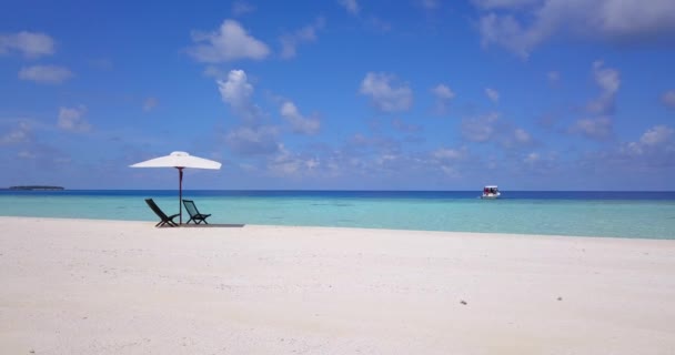 午前中は透明度の高い海岸にラウンジャー付きの傘 ジャマイカ カリブ海での夏の休暇 — ストック動画
