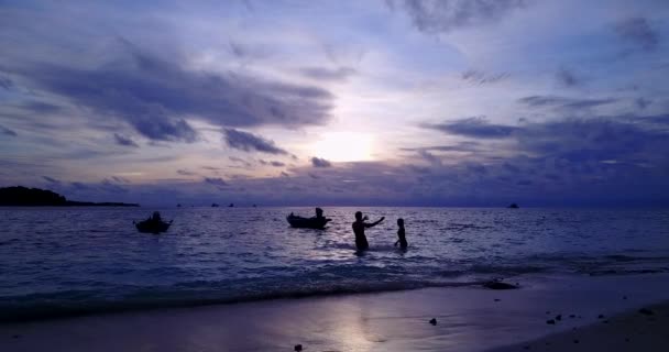 Giovane Uomo Donna Giocano Mare Con Acqua Tramonto Bella Coppia — Video Stock