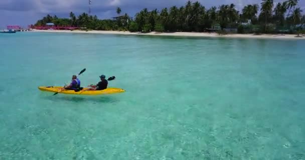 Veduta Aerea Della Coppia Attiva Che Nuota Kayak Sulle Maldive — Video Stock