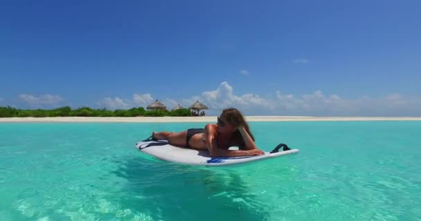 Video Athletic Tan Girl Lying Surfboard Swinging Waves — Stock Video