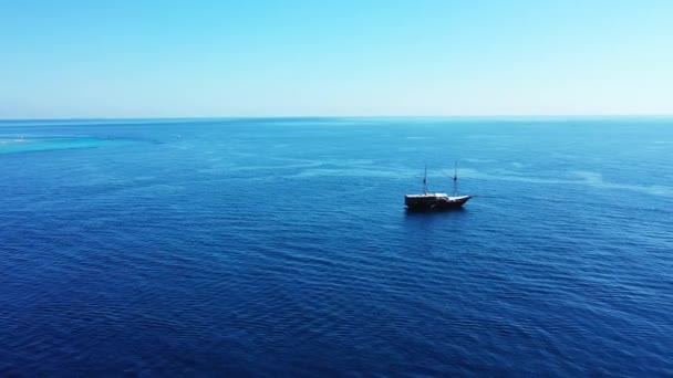 Eenzame Boot Helderblauwe Zee Overdag Zomer Landschap Van Malediven — Stockvideo