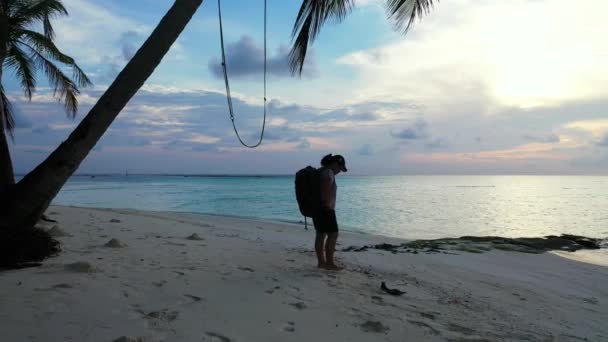 Femme Marchant Sur Plage Coucher Soleil — Video