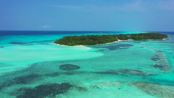 Zielona Wyspa Turkusowym Błękitnym Morzem Egzotyczne Letnie Wakacje Malediwach — Wideo stockowe